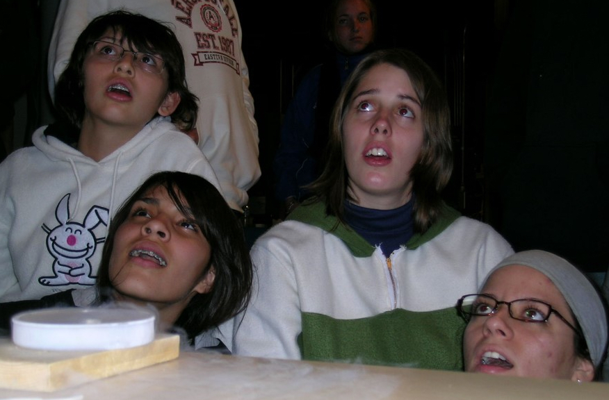 Students from the Tecnológico de Monterrey school in Hermosillo are focused on a liquid nitrogen demonstration.